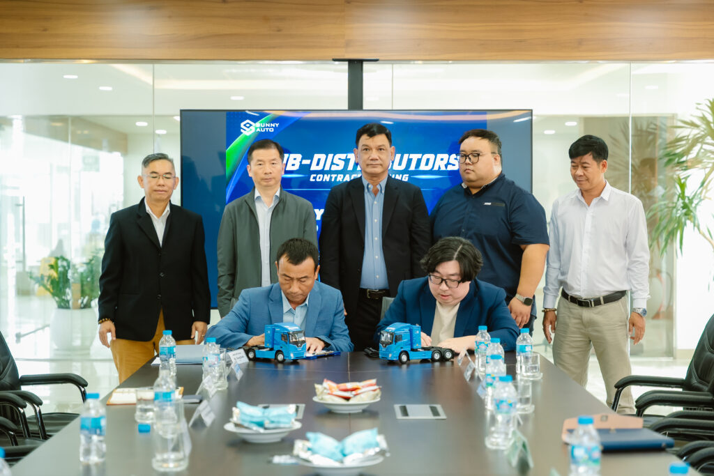 Đại diện NPT Logistics và Sunny Auto thực hiện nghi thức ký kết hợp tác chiến lược ngày 02/06/2026.